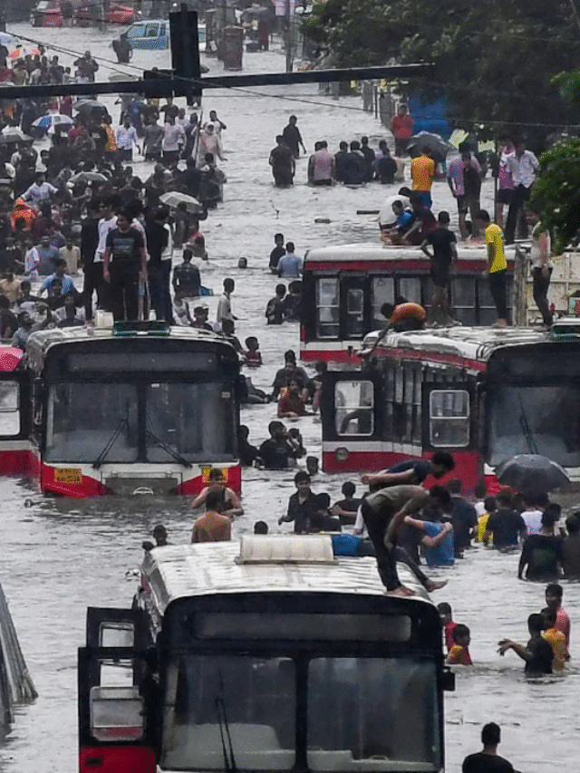 बारिश का कहर: मुंबई में जलभराव, लोकल ट्रेनें प्रभावित, स्कूल-ऑफिस बंद